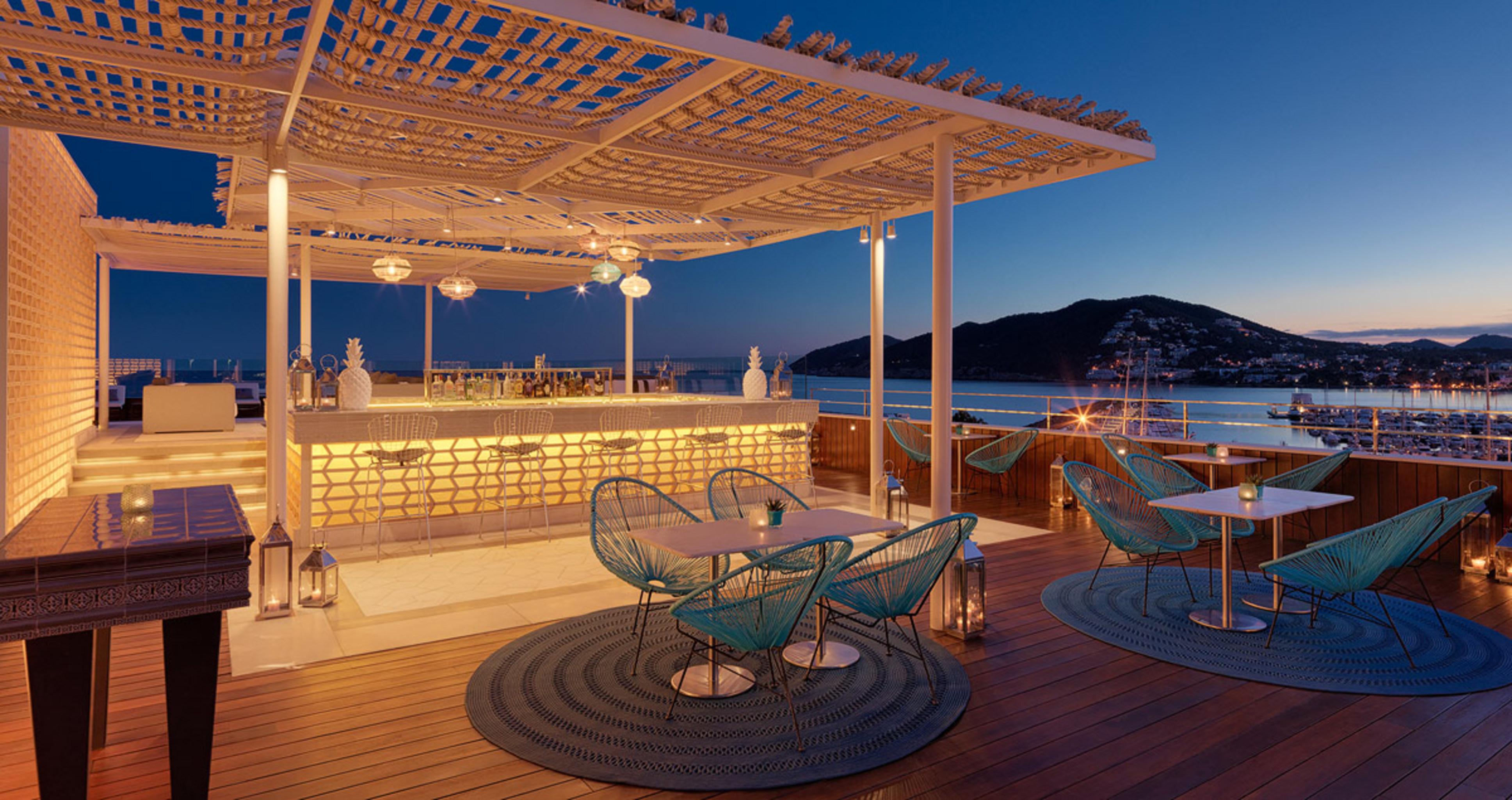 Aguas De Ibiza Grand Luxe Hotel - Small Luxury Hotel Of The World Santa Eularia des Riu Ngoại thất bức ảnh The bar at the top of the hotel